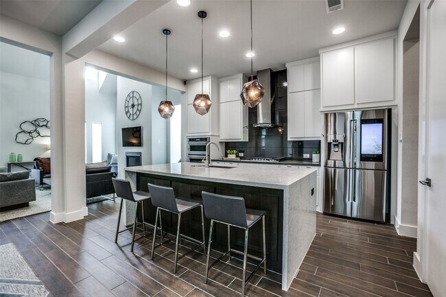 Building Photo - 7021 Royal View Dr