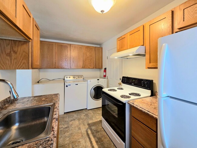 Building Photo - 1231/1233 Montana St. Duplex