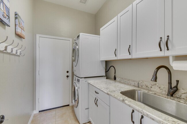 Building Photo - 10601 E Meadowhill Dr