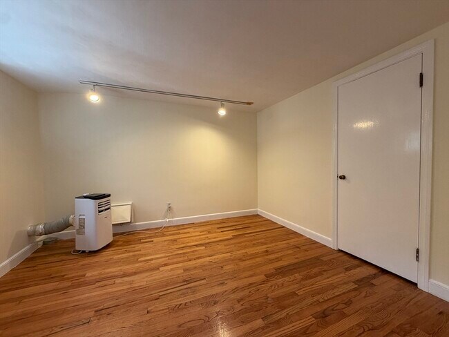 Building Photo - 487 Lowell Ave