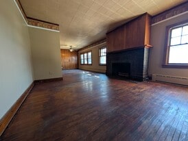 Building Photo - 121 W Comanche Ave