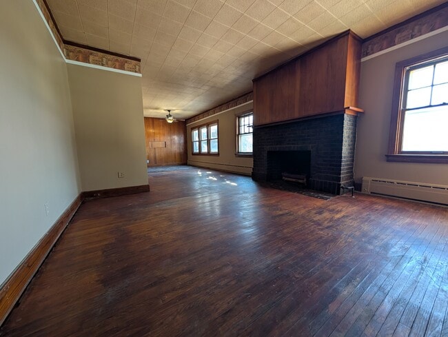 Building Photo - 121 W Comanche Ave