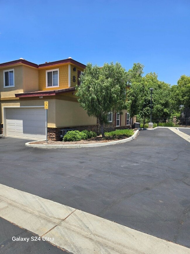 Building Photo - Welcome home to this beautifully designed ...