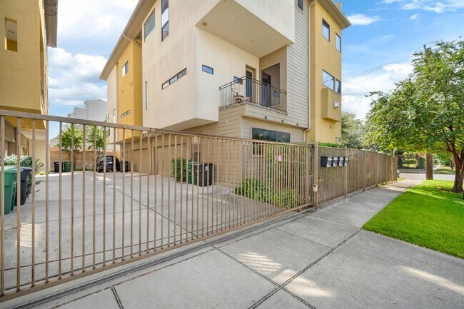 Building Photo - 4619 Austin St