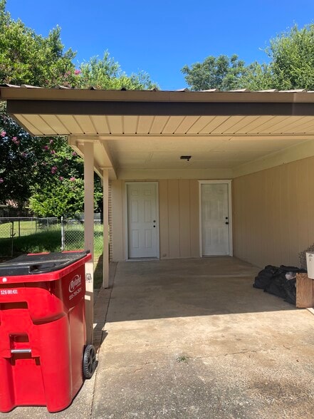 Covered driveway - 105 Valencia Cir