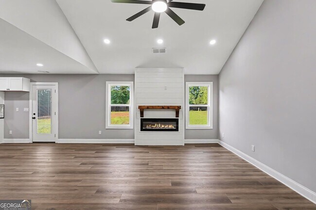 Building Photo - 520 Vineyard Rd
