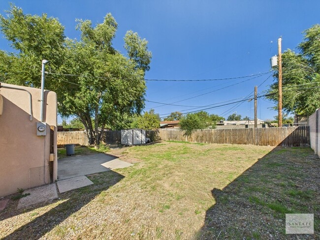Building Photo - Cute Centrally Located Single Family Home Available Now!