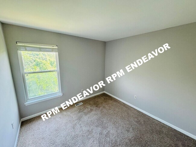 Building Photo - Spacious 4 bedroom, 2.5 bath home availabl...