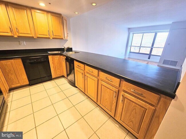 Building Photo - 2001 Hamilton St