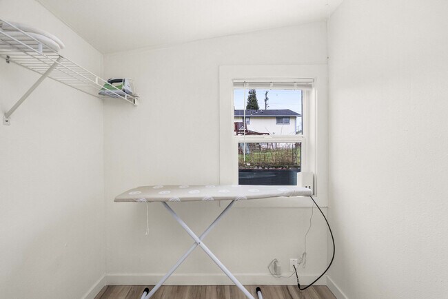 Building Photo - 815 SW Cloverdale St