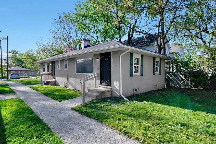 Building Photo - 2383 Hiawatha Park Dr
