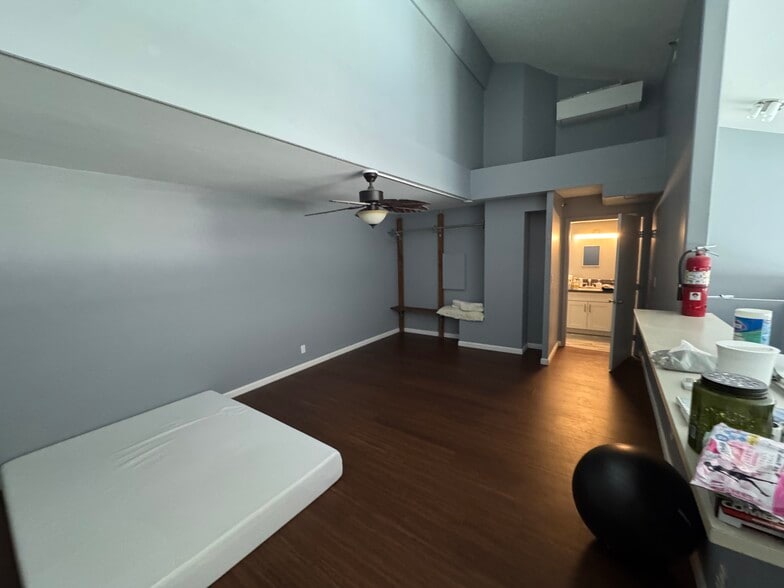 Upstairs Bedroom with full bath - 1088 Bishop St