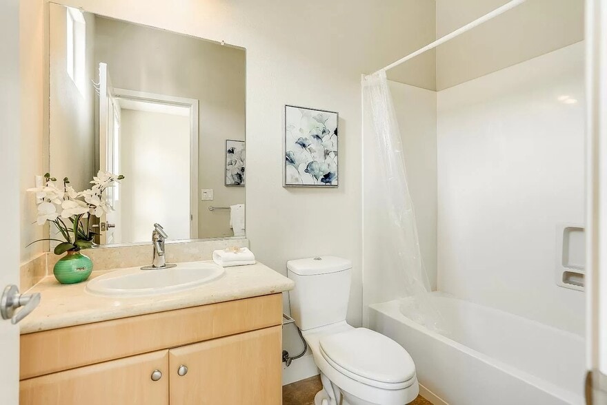 2nd bath - 3733 Egret Ln