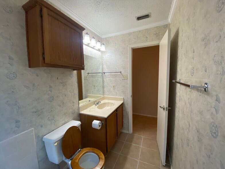 Hall Bath with Tub - 400 W South Town Dr