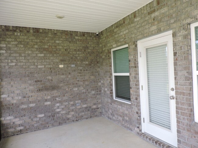 Building Photo - Beautiful home in gated community!