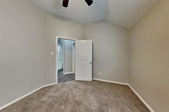 Building Photo - 26953 Kings Crescent Dr