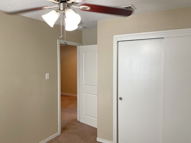 Building Photo - 2117 Belmont Park Dr