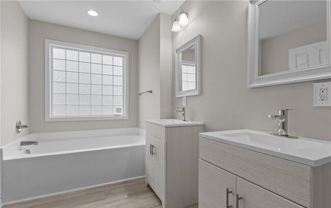 Building Photo - 1595 Rossmore Dr