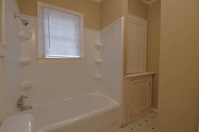 Building Photo - 502 S Fannin Ave