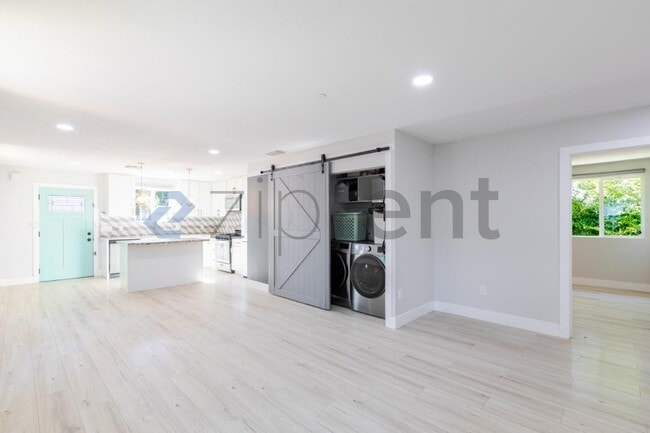 Building Photo - Unit