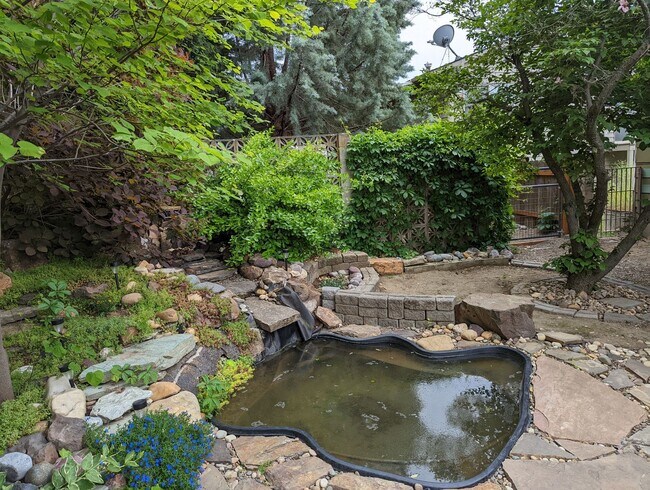 Building Photo - Luxurious 4 bedroom 2 bath house with river view - pet-friendly!