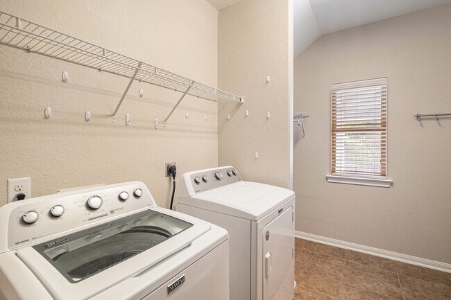 Building Photo - 139 N Hawkhurst Cir
