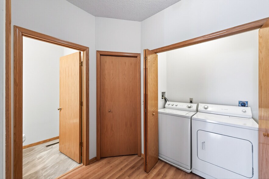 Building Photo - 475 Hickory Ln N