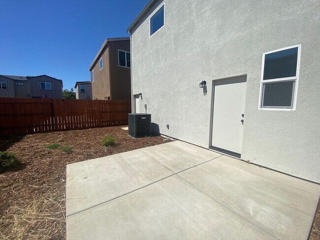 Building Photo - 3/2.5 home in Private Gated Community with Yard