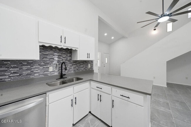 Building Photo - 821 Los Lagos Way