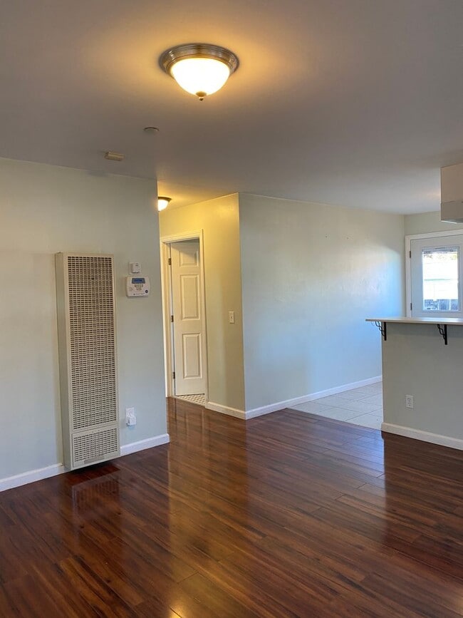 Building Photo - Two bedroom one bath house walking distanc...