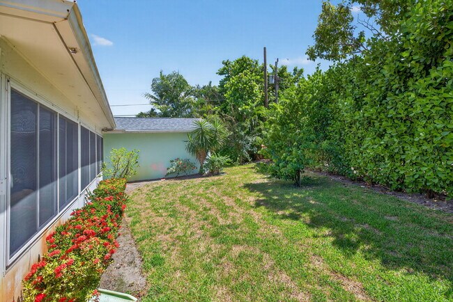 Building Photo - 905 Shore Dr