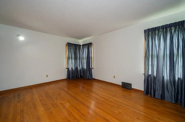 Building Photo - 110 Parker Dr