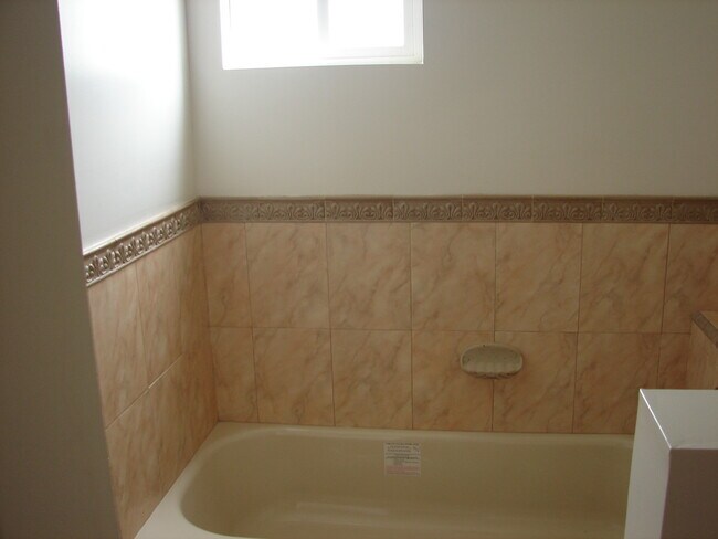 Master Bath Tub - 6302 S Rimpau Blvd
