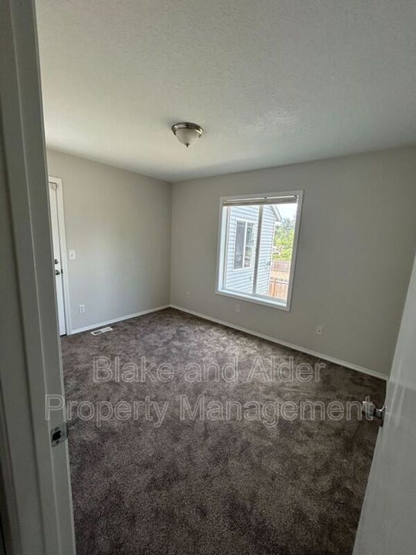 Building Photo - 5609 SE 117th Ave