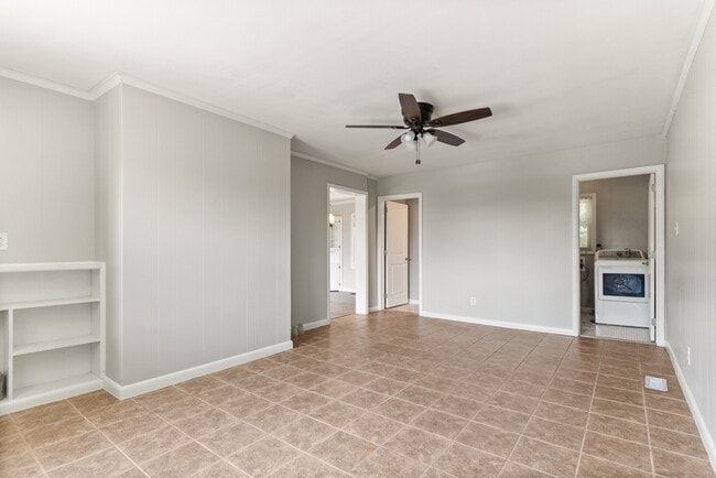 Building Photo - 1405 Bonita Dr NE