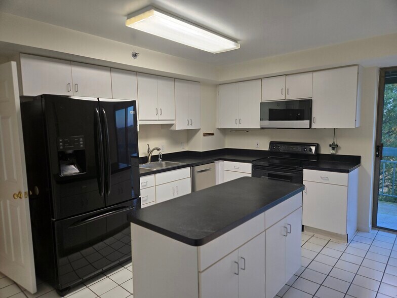 Kitchen - 5450 Whitley Park Ter