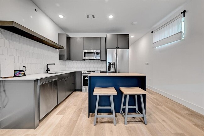 Building Photo - 2709 E 5th St.