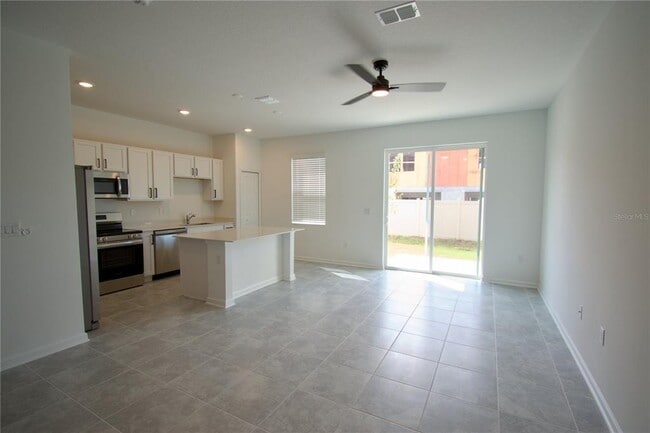 Building Photo - 2500 Skyline Lp