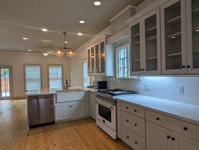 Building Photo - Stunning Fully Renovated 3-Bedroom, 2-Bathroom Cottage-Style Home