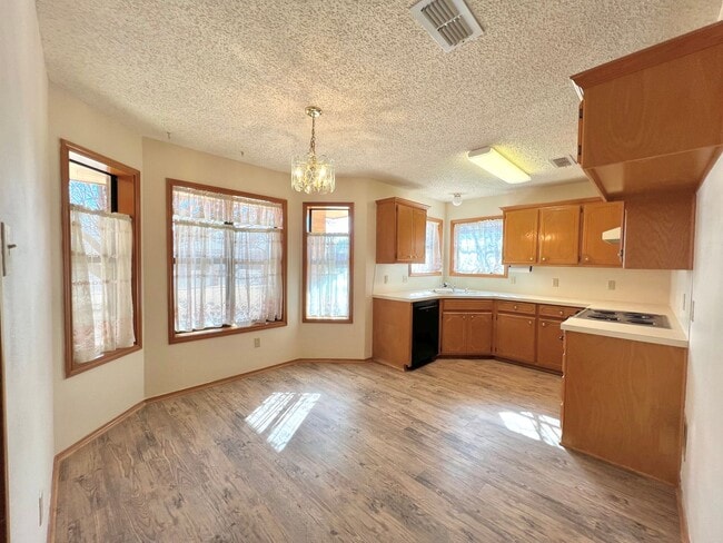 Building Photo - Available now! 3/2/2 with fenced backyard and small sunroom