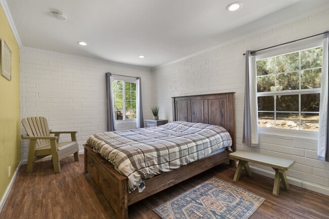 Building Photo - Quiet Desert Home