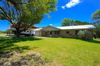 Building Photo - Nice Country living!