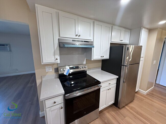 Building Photo - 5863 Hillview Ave