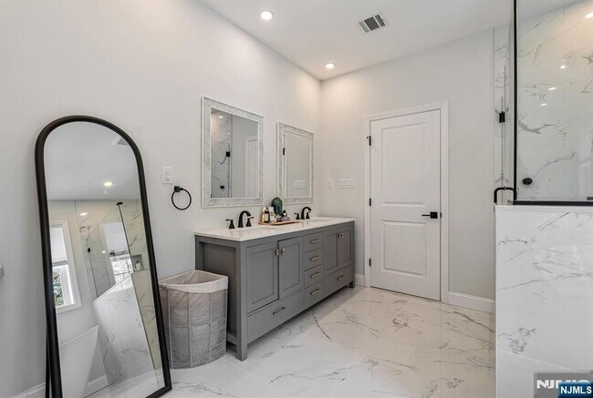 Building Photo - 765 6th Ave