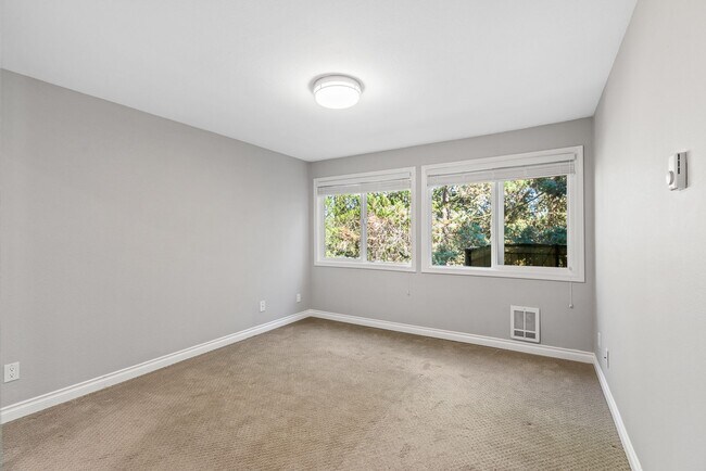 Building Photo - 2 bed 1.75 bath - includes water/sewer/gar...