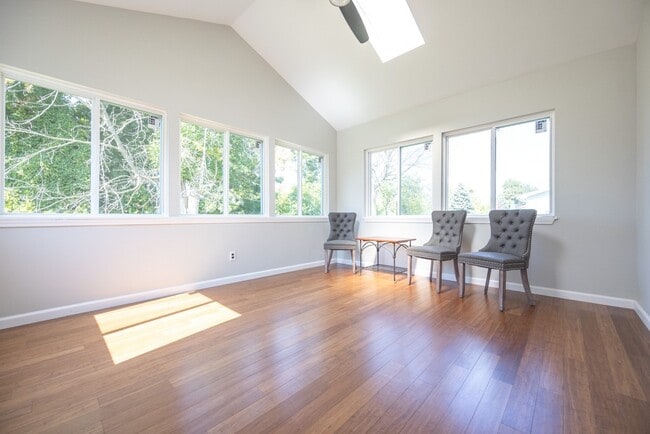 Building Photo - 202 Spring Tree Ln