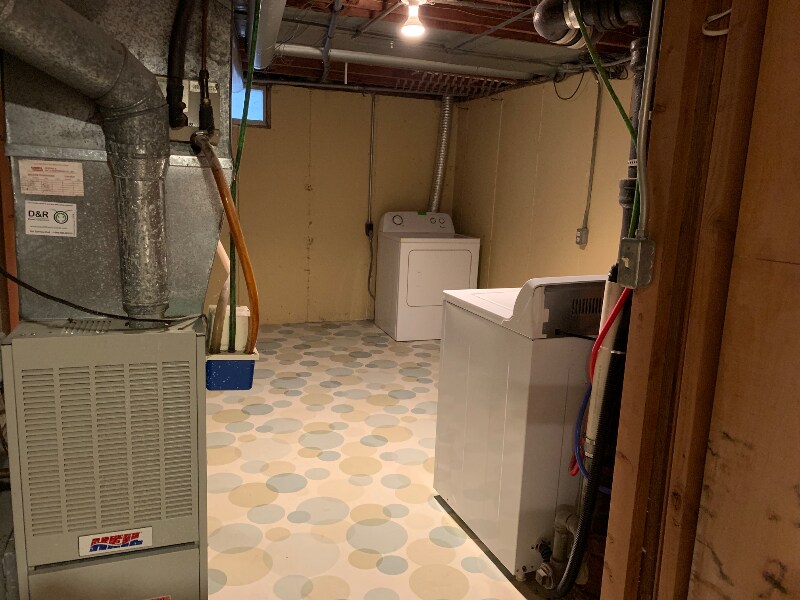 Building Photo - 225 Teeters Ct