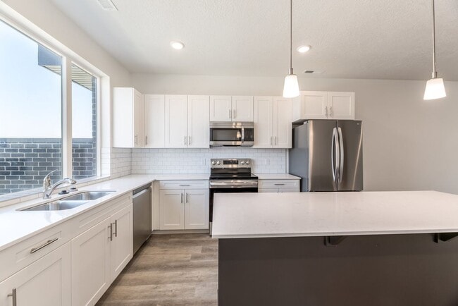 Building Photo - Gorgeous Townhome in Great Location!