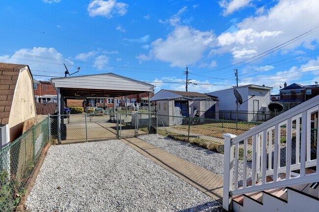 Building Photo - Completed Renovated Townhouse