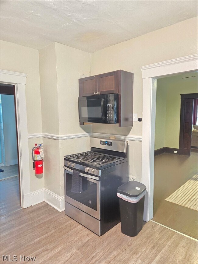 Building Photo - 1450 E 110th St